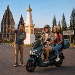 Wisatawan naik motor listrik dengan navigasi peta